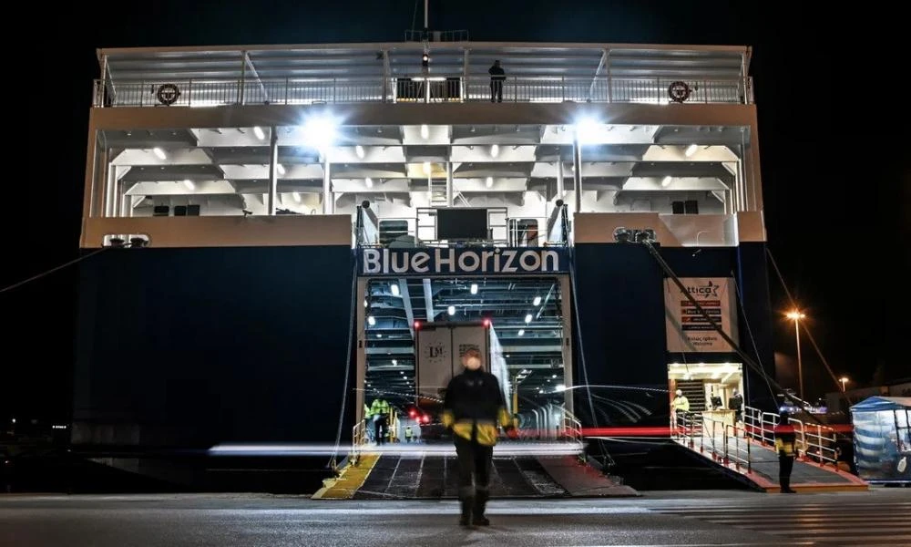 Τραγωδία στον Πειραιά: Το πλήρωμα έσπρωξε από τον καταπέλτη τον επιβάτη που σκοτώθηκε στο Blue Horizon (upd)